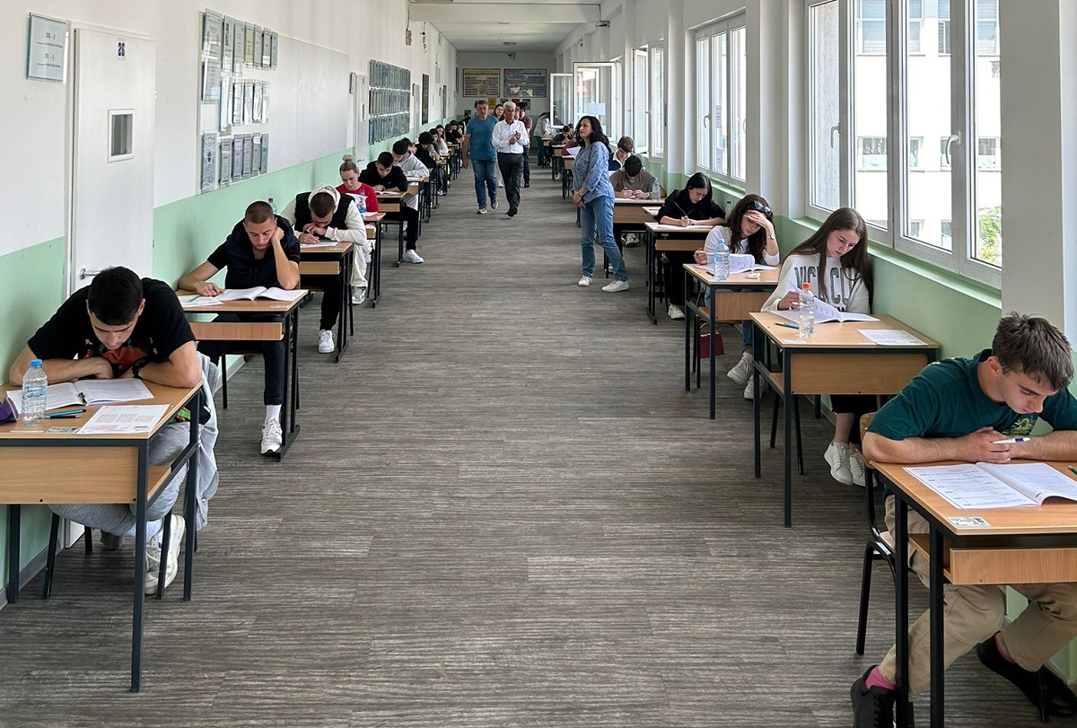 Maturantë, matura shtetërore RMV. Foto: MASh