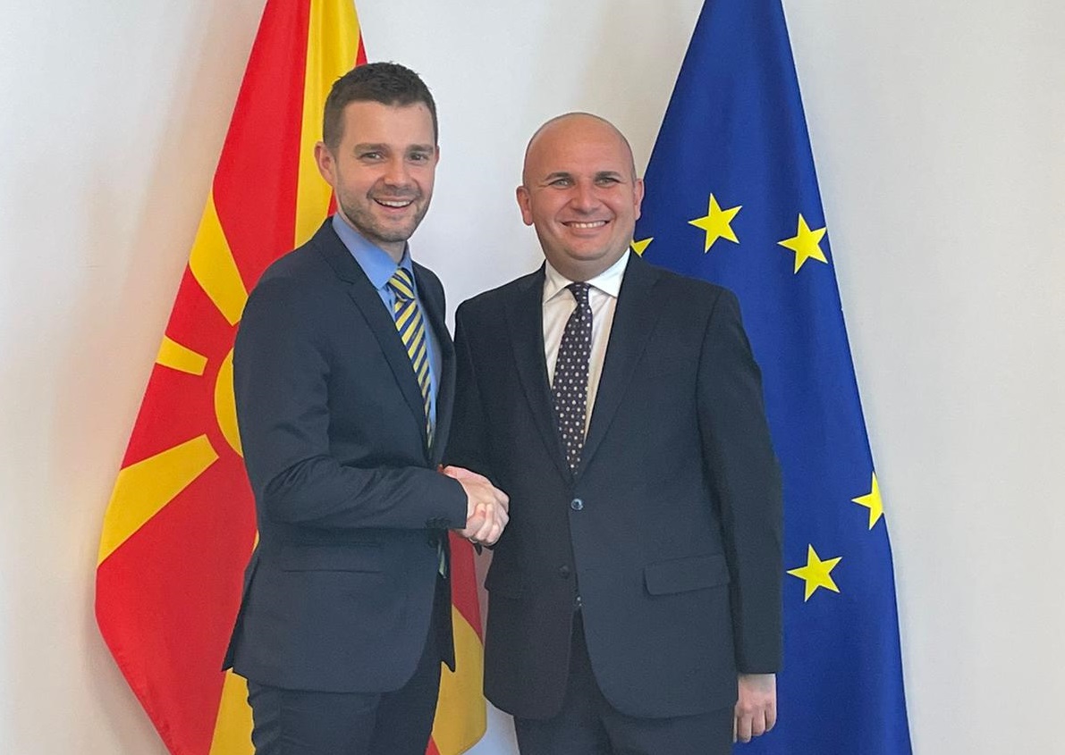 Ministri Mucunski me eurodeputetin bullgar Ilhan Kuçuk. Foto: Ministria e Punëve të Jashtme dhe Tregtisë së Jashtme