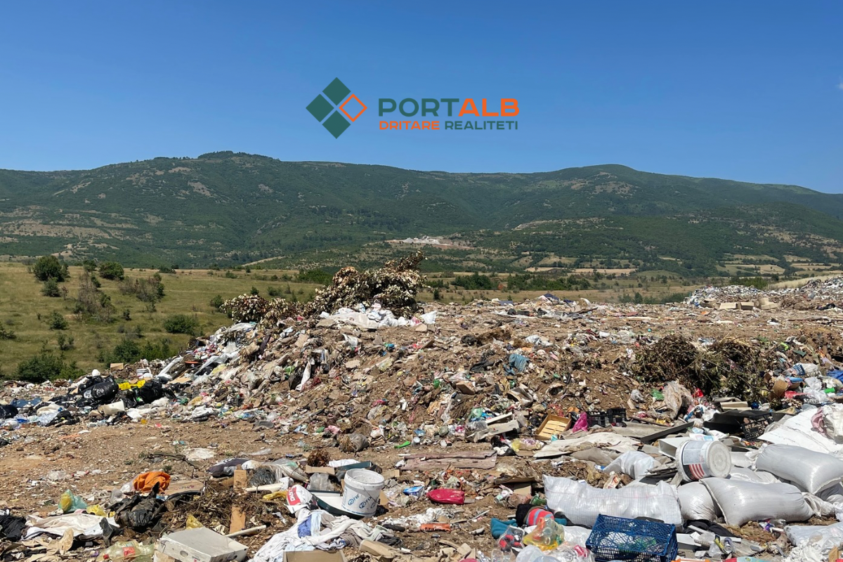 Pamje nga deponia në fshatin Nikushtakë. Foto nga Portalb.mk