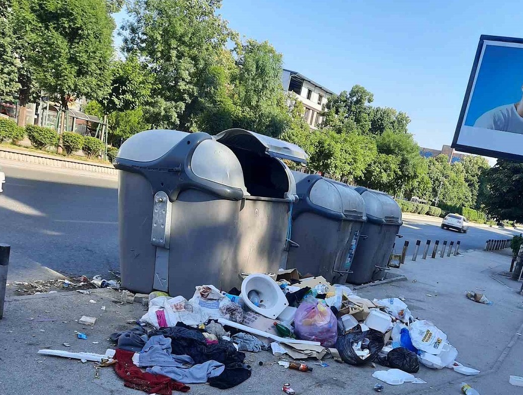 Hedhja masive e mbeturinave jashtë kontejnerëve. Foto: NP Higjiena Komunale Shkup