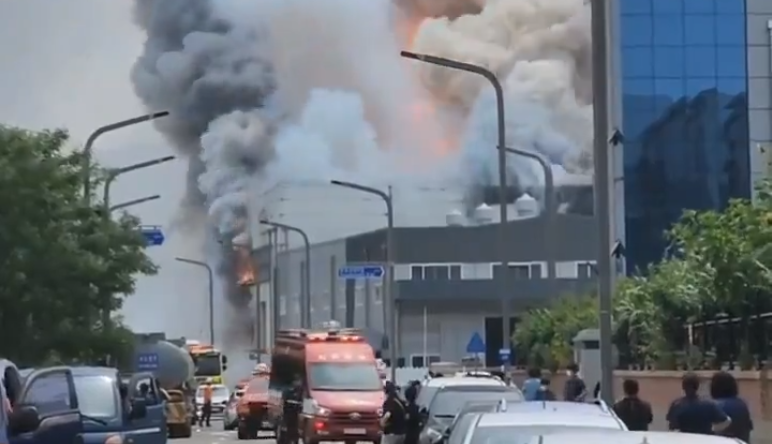 16 të vdekur nga zjarri në një fabrikë të baterive në Korenë e Jugut. Foto printscreen nga video e Volcaholic/Twitter
