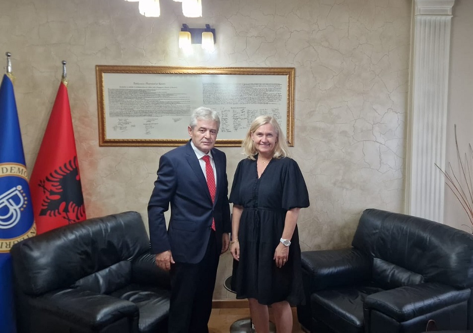 Ali Ahmeti dhe ambasadorja norvegjeze Kristin Melsom. Foto: BDI