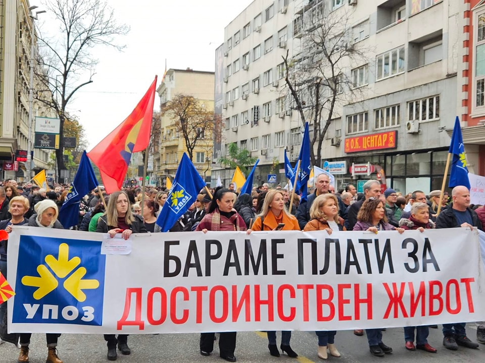 Protesta e Sindikatës së punëtorëve të administratës, organeve gjyqësore dhe shoqatave të qytetarëve (SPAOGjShQ). Foto nga profili i Sindiatës në Facebook