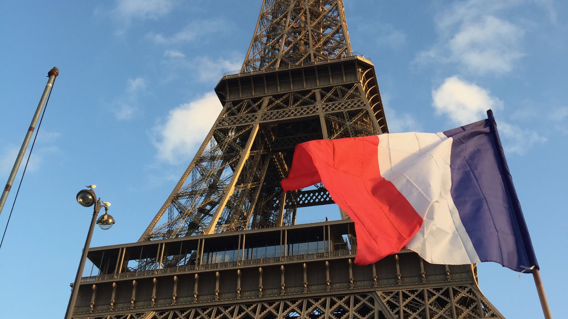 Flamuri i Francës dhe Kulla e Ajfelit (Eiffel). Foto: Mozcann në Canva