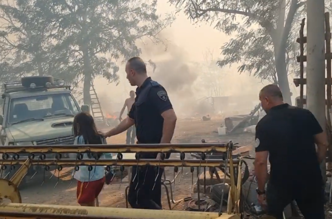 Zjarr në një fshat të Shën Nikollës. Foto pritscreen nga video e QMK-së