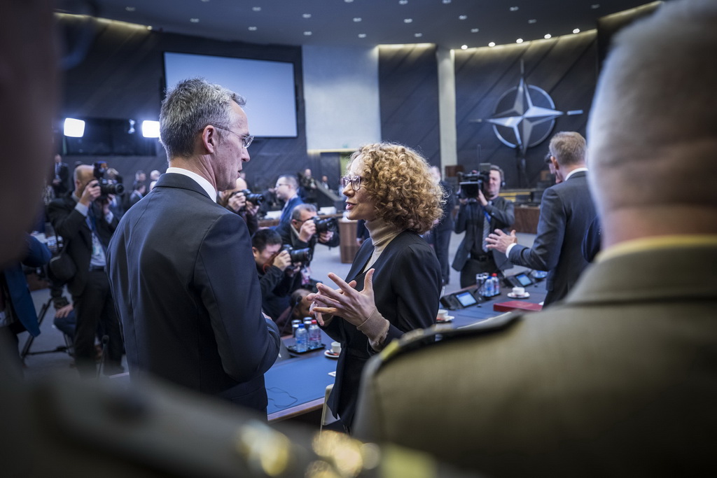 Jens Stoltenber dhe Radmila Shekerinska. Foto: Ministria e Mbrojtjes