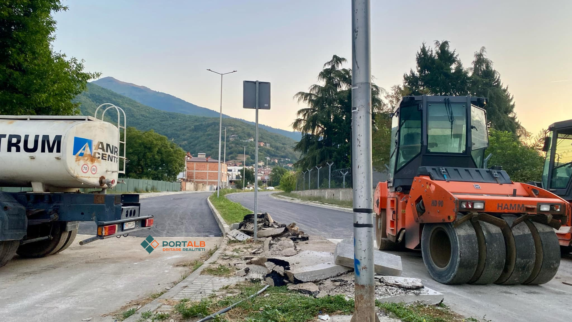 Rruga mbi Kazermën e Tetovës dhe nën stadiumin e vjetër që lidh Bulevardin "Bllagoja Toska" me rrugën rajonale Tetovë - Jazhincë në lagjen Drenovec. Foto: Fisnik Xhelili/Portalb.mk