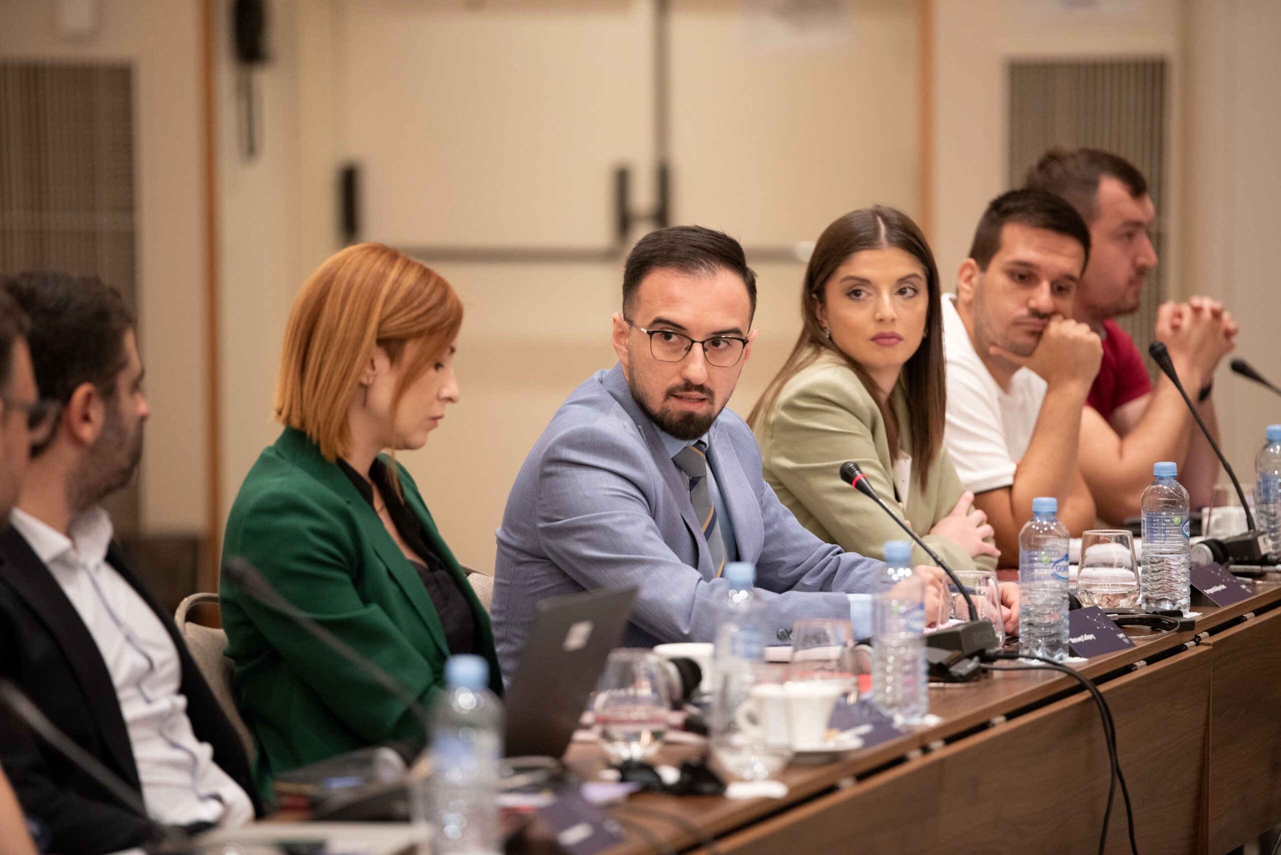 Prezantimi i studimit mbi pjesëmarrjen socio-politike të të rinjve në RMV. Foto: Fondacioni Westminster për Demokraci