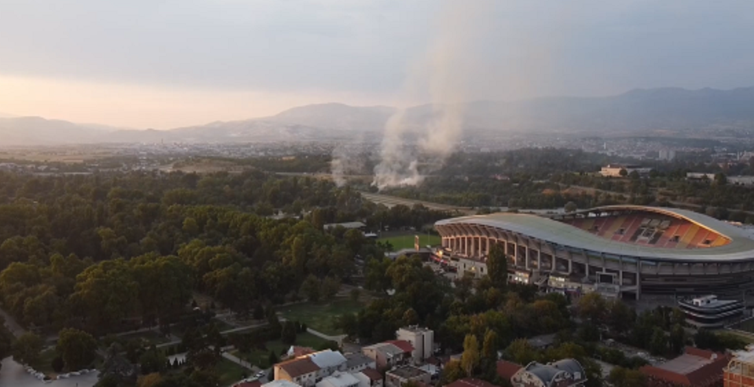 Zjarri është nën rezidencën e KOM-it në drejtim të ish poligonit për autoshkollë, nën Kala. (Foto: Printscreen nga video)