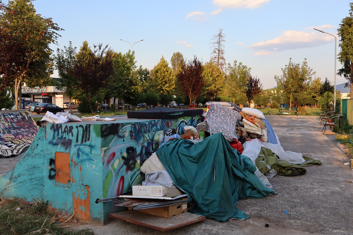 Mobilje dhe sende të tjera në vend të skejterëve në rampat në skejt parkun në Tetovë. Foto: Radio MOF