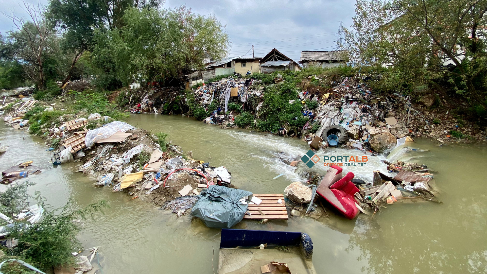 Mbeturinat në lumin Shkumbin në Tetovë te lagja Dardania. Foto: Fisnik Xhelili/Portalb.mk