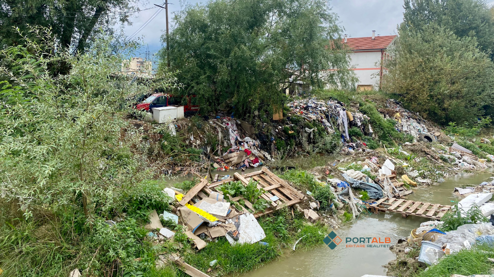 Mbeturinat në lumin Shkumbin në Tetovë te lagja Dardania. Foto: Fisnik Xhelili/Portalb.mk