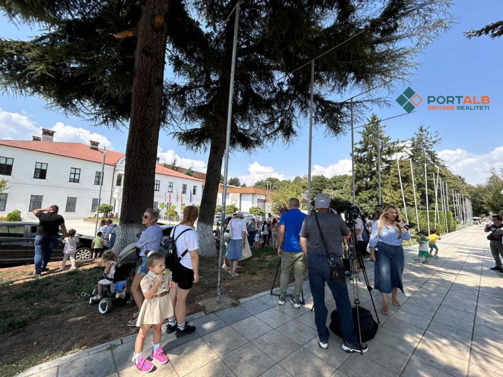 Protestë e prindërve para Komunës së Strugës/ Fotografuar nga Sh.A 04.09.2024