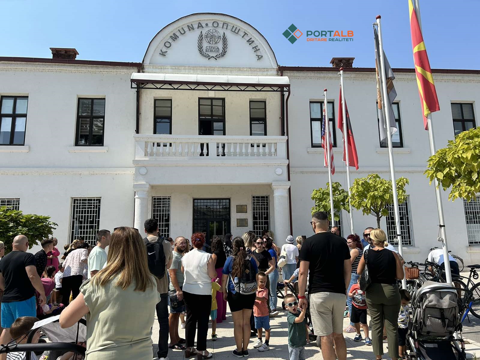 Protestë e prindërve para Komunës së Strugës/ Fotografuar nga Sh.A 04.09.2024