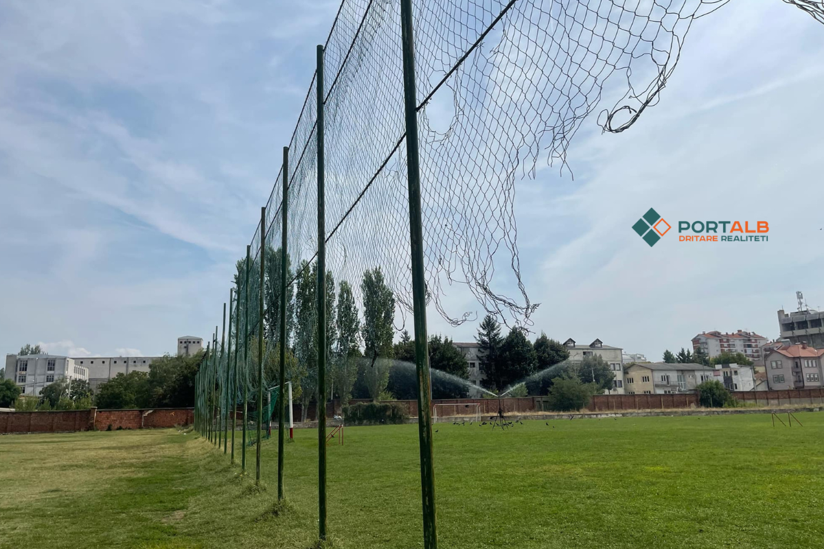 Rrjeta të shqepura në Stadiumin e Kumanovës, Foto nga Portalb.mk