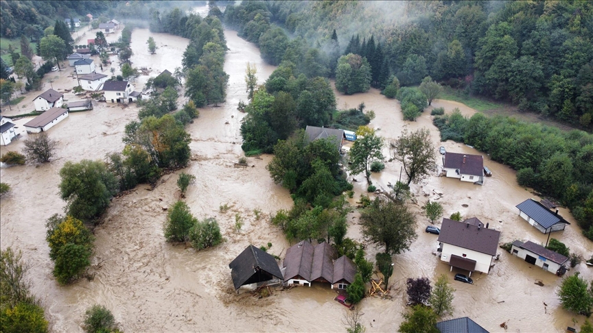 Gjatë përmbytjeve të mëdha si pasojë e reshjeve të shiut në Bosnjë e Hercegovina. Foto nga Anadolu.